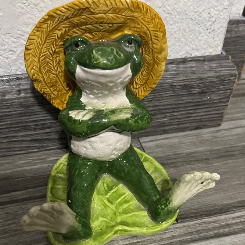Green Frog Figurine with Straw Hat for Reptile Habitats